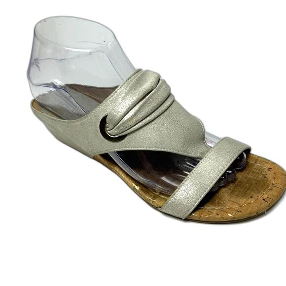 Donald Pliner Dionne Champagne Gold Metallic Leather Toe-Post Wedge Sandals Sz 8 - Picture 2 of 15